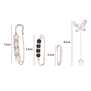 Lot de quatre broches dorées élégantes avec perles et cristaux de différentes tailles