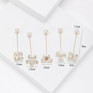 Broches dorées élégantes avec trèfle en strass et papillon aux accents de perles