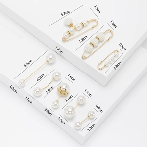 Elegant pearl brooch and safety pin set for sweaters in gold-tone metal with dimensions