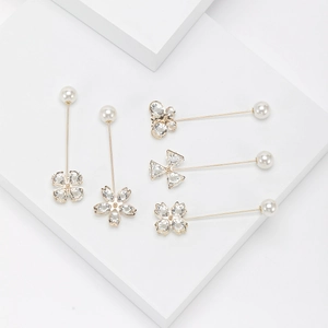 Élégant lot de 5 broches dorées avec perles synthétiques et motifs en strass brillants