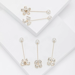 Élégantes broches dorées avec cristaux et perles aux motifs de papillons et de fleurs