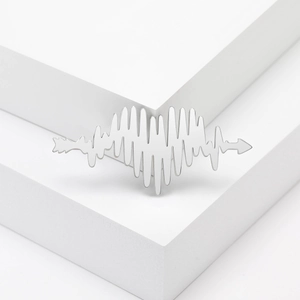 Spilla minimalista cuore EKG argento con design a freccia su base geometrica