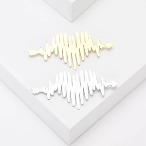 Set di spille a freccia di cuore in oro e argento in lega lucida dal design minimal