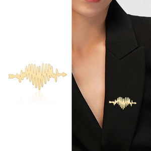 Spilla cuore dorata minimalista con onda pulsata e freccia di Cupido per risvolto giacca