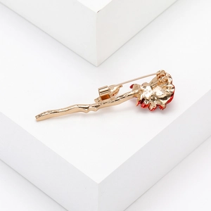 Détail de la fermeture à épingle sécurisée à l'arrière de la broche rose dorée