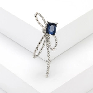 Broche nœud élégante en argent avec pierre précieuse bleu foncé et strass scintillants