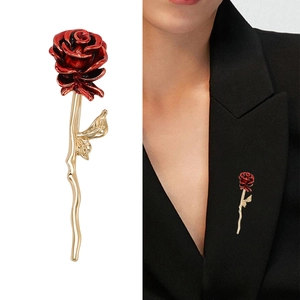Broche rose rouge élégante en émail avec tige dorée, gros plan et vue sur modèle inclus