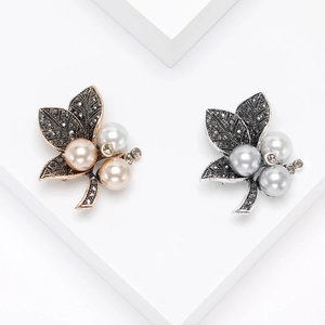 Vintage Alloy Rhinestone Leaf Brooch With Faux Artificial Pearl Elegant Botanical Breastpin For Women Fashion Clothing Accessories
