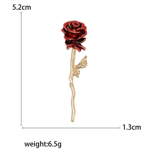 Élégante broche rose rouge avec tige dorée, hauteur 5,2 cm, accessoire floral chic