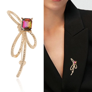 Broche nœud élégante en or avec strass et cristal iridescent central pour costumes