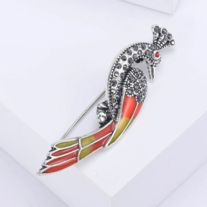 Détail de la broche paon avec plumes en émail coloré et strass étincelants de haute qualité