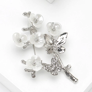 Vue détaillée de la broche branche de fleur en argent avec perles et strass brillants