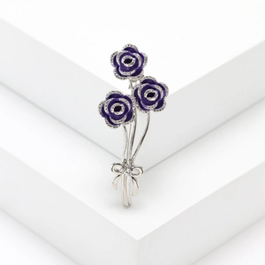 Spilla bouquet di rose in smalto viola con intarsio in zirconi e fiocco argento