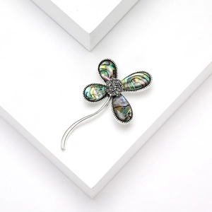 Broche trèfle vintage en argent avec nacre d'abalone et pierre foncée centrale élégante