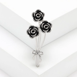 Elegante spilla a bouquet di rose nere in smalto con cristalli e fiocco argento