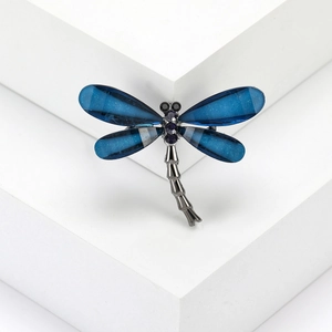 Squisita spilla a libellula con ali blu traslucide e accenti di cristallo viola