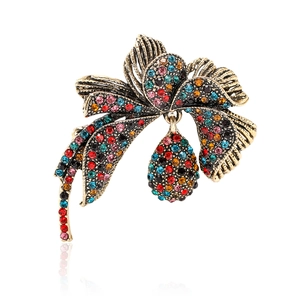 Retro Alloy Flower Brooch For Women High-End Rhinestone Floral Suit Coat Pin Jewelry With Water Drop Pendant Fashion Accessory