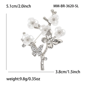 Élégante broche fleur argentée et papillon en strass mesurant 5,1cm sur 3,8cm
