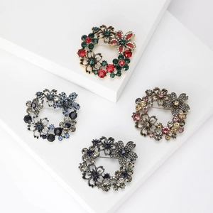 Vintage Alloy Flower Wreath Brooch Pin With Rhinestone Inlaid Elegant Floral Garland Brooches For Women Suit Dress Accessories