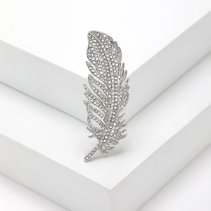 Elegante spilla a forma di piuma con strass bianchi scintillanti e finitura color argento