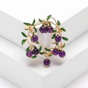 Spilla mirtillo elegante con bacche viola, foglie in smalto verde e rami dorati