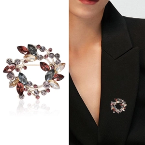 Broche couronne de rameau d'olivier dorée avec cristaux colorés sur revers noir