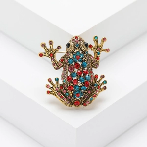 Vintage Froschbrosche in Gold mit bunten Strasssteinen auf weißem Hintergrund