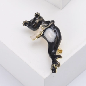 Detailaufnahme einer niedlichen Frosch-Emaillenadel mit polierten Goldmetallkanten