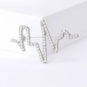 Élégante broche ECG battement de cœur argentée avec strass brillants pour costume