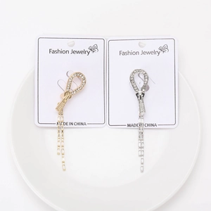 Détail de broches à pampilles argent et or avec strass sur carte de présentation