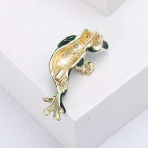 Rückansicht der Froschbrosche mit grüner Emaille und goldener Metallnadel