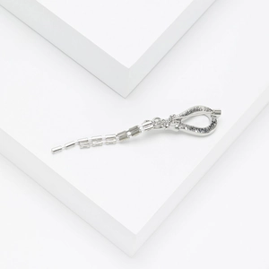 Vue détaillée du dos d'une broche à franges argentée avec strass et fermoir de sécurité