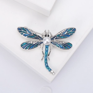 Élégante broche libellule avec émail bleu, perles blanches et cristaux étincelants