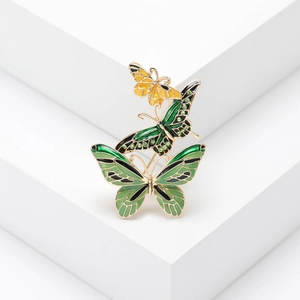 Eleganter Schmetterlings-Broche mit grünem und gelbem Emaille auf weißem Sockel