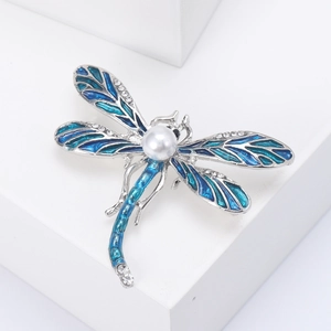 Broche libellule élégante avec émail bleu, perle blanche et cristaux brillants