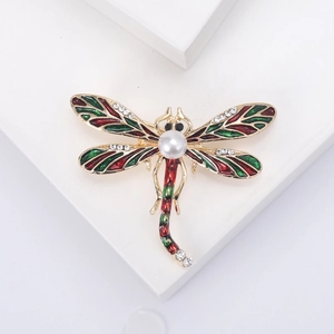 Élégante broche libellule avec émail rouge et vert, perle blanche et strass brillants
