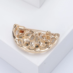 Détail macro du dos évidé de la broche pastèque en métal doré avec fermoir épingle