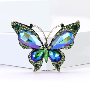 Eleganter Schmetterling-Brosche mit smaragdgrünen Kristallen und vergoldeter Legierung