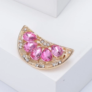 Broche pastèque élégante avec strass roses sur une base en métal doré