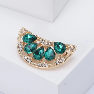 Broche pastèque scintillante avec pierres vert émeraude et strass sur base dorée