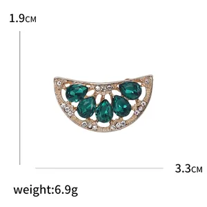Broche pastèque en alliage avec cristaux verts et base dorée, 3,3 cm par 1,9 cm