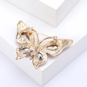 Makro-Detail der goldenen Schmetterlingsbrosche Rückseite mit Sicherheitsverschluss
