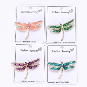 Vue détaillée de quatre broches libellules en émail coloré avec cristaux scintillants