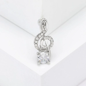 Makroaufnahme von Silber-Noten-Bauchnabelpiercing mit Zirkonia und Vier-Klauen-Fassung