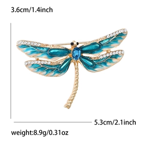 Vue détaillée de la broche libellule en émail avec strass et dimensions précises