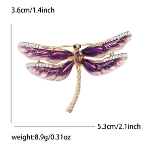 Détail de la broche libellule aux ailes en émail violet et dimensions du produit