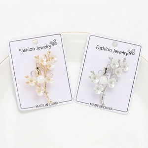 Broche oiseau fleur de prunier avec pétales en résine et détail de perle nacrée