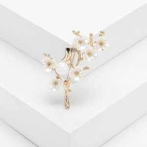 Broche fleur de prunier dorée avec fleurs en émail, perle large et petit oiseau