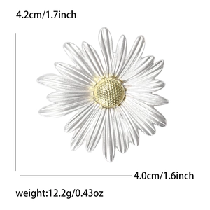 Broche marguerite en émail avec pétales argentés, dimensions de 4,2 cm par 4,0 cm