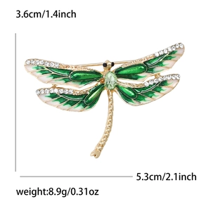 Broche libellule aux ailes en émail et strass, dimensions de 5,3 cm par 3,6 cm